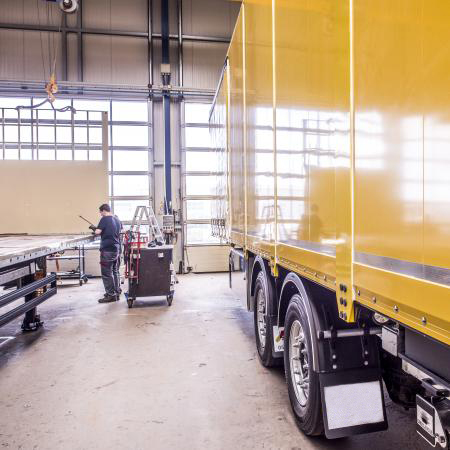 Moderne Fertigung und Robotik bei System Trailers